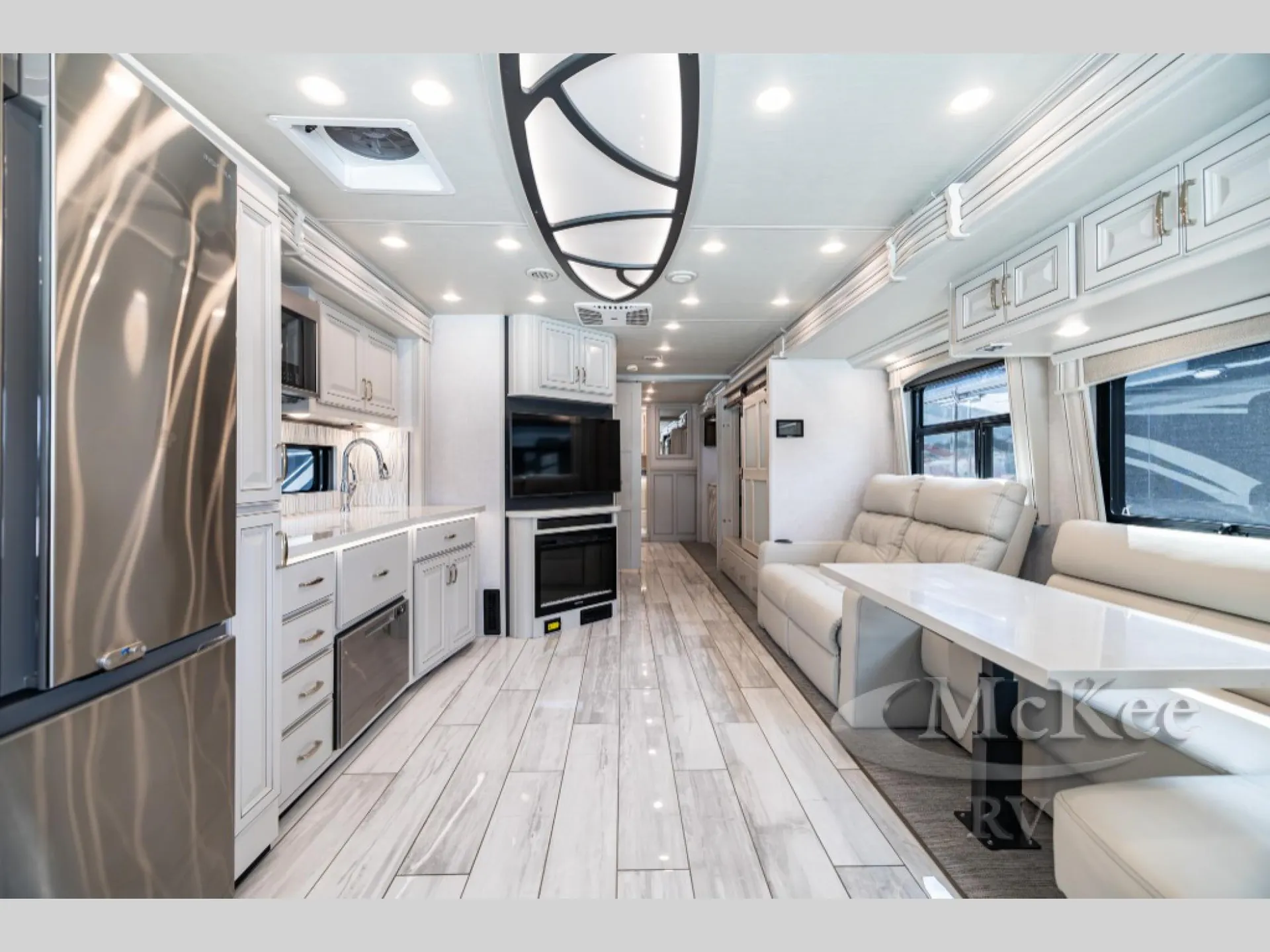 2024 Fleetwood Discovery 38N - Photo 3