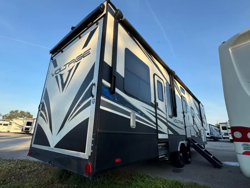 2019 Dutchmen Voltage 3705 - Photo 4