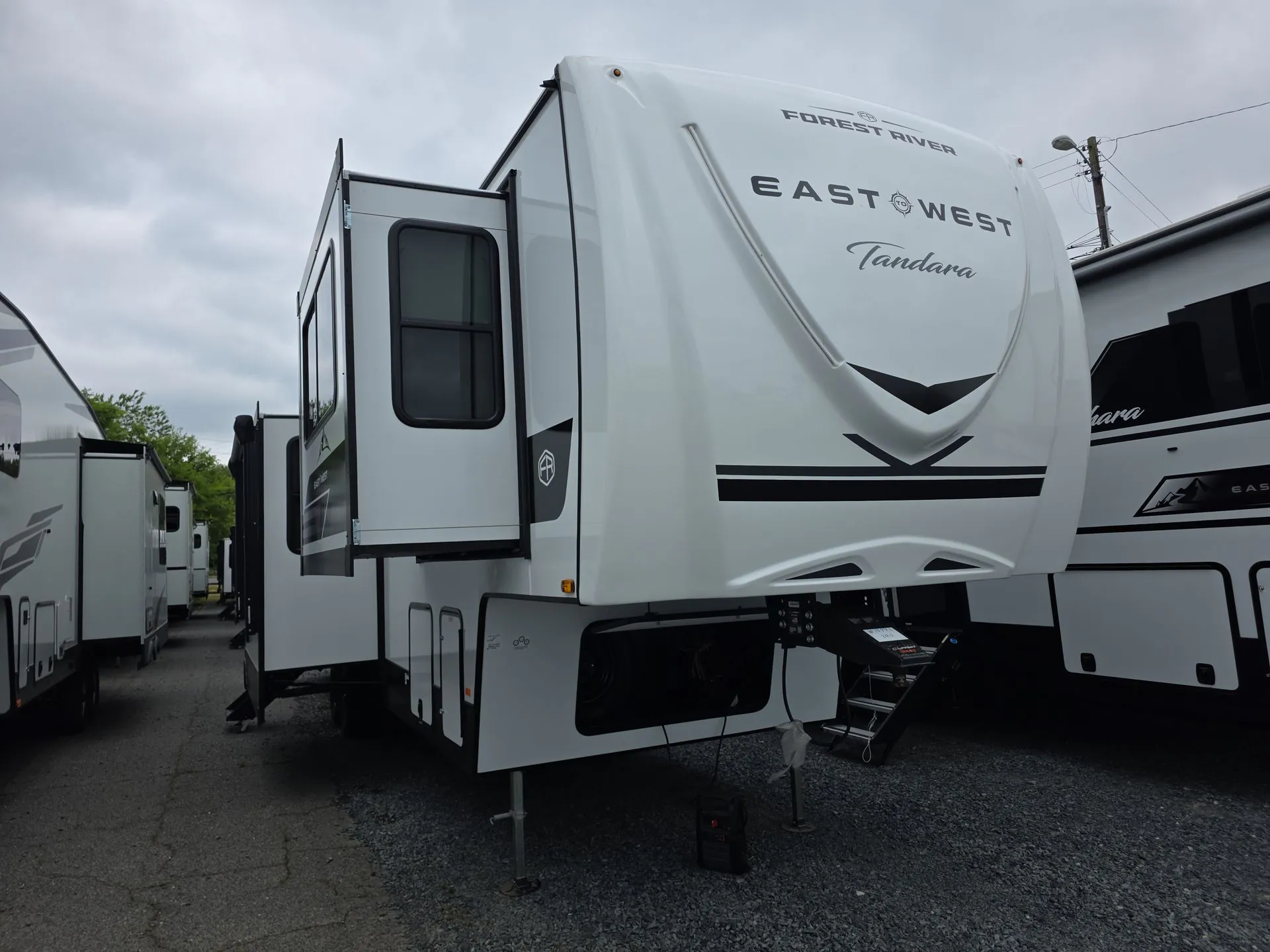 2026 East to West Tandara 390FL - Photo 2
