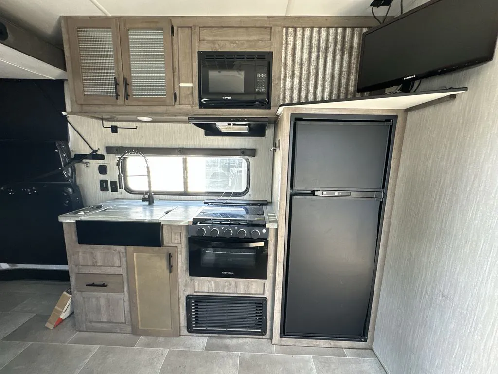 2021 Forest River Vengeance Rogue 25V — Photo 7