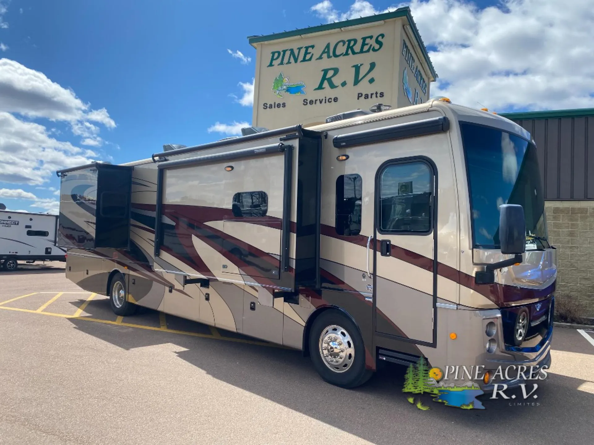 2018 Fleetwood Discovery 38K - Photo 4