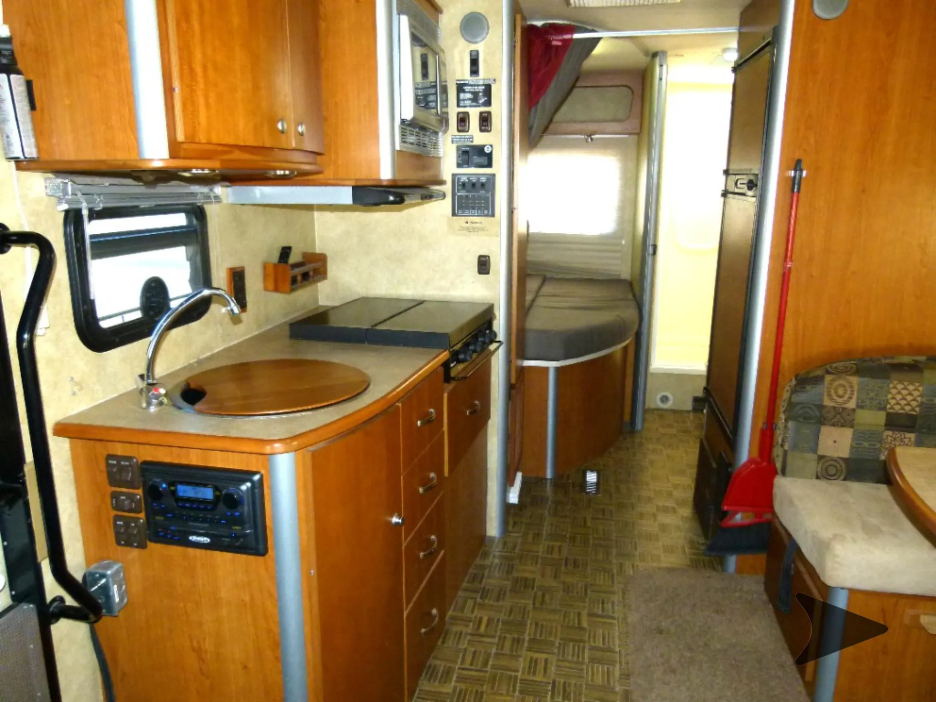 2008 Winnebago Navion 24J - Photo 3