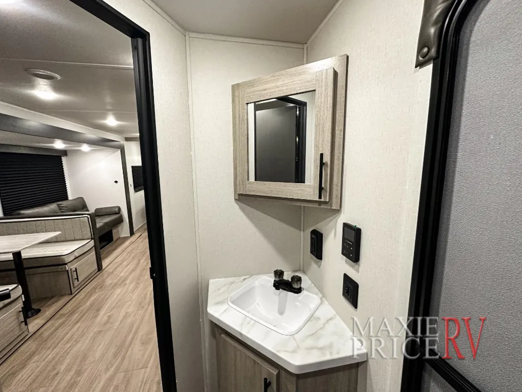 2027 East to West Della Terra 280BH, Photos photo 27