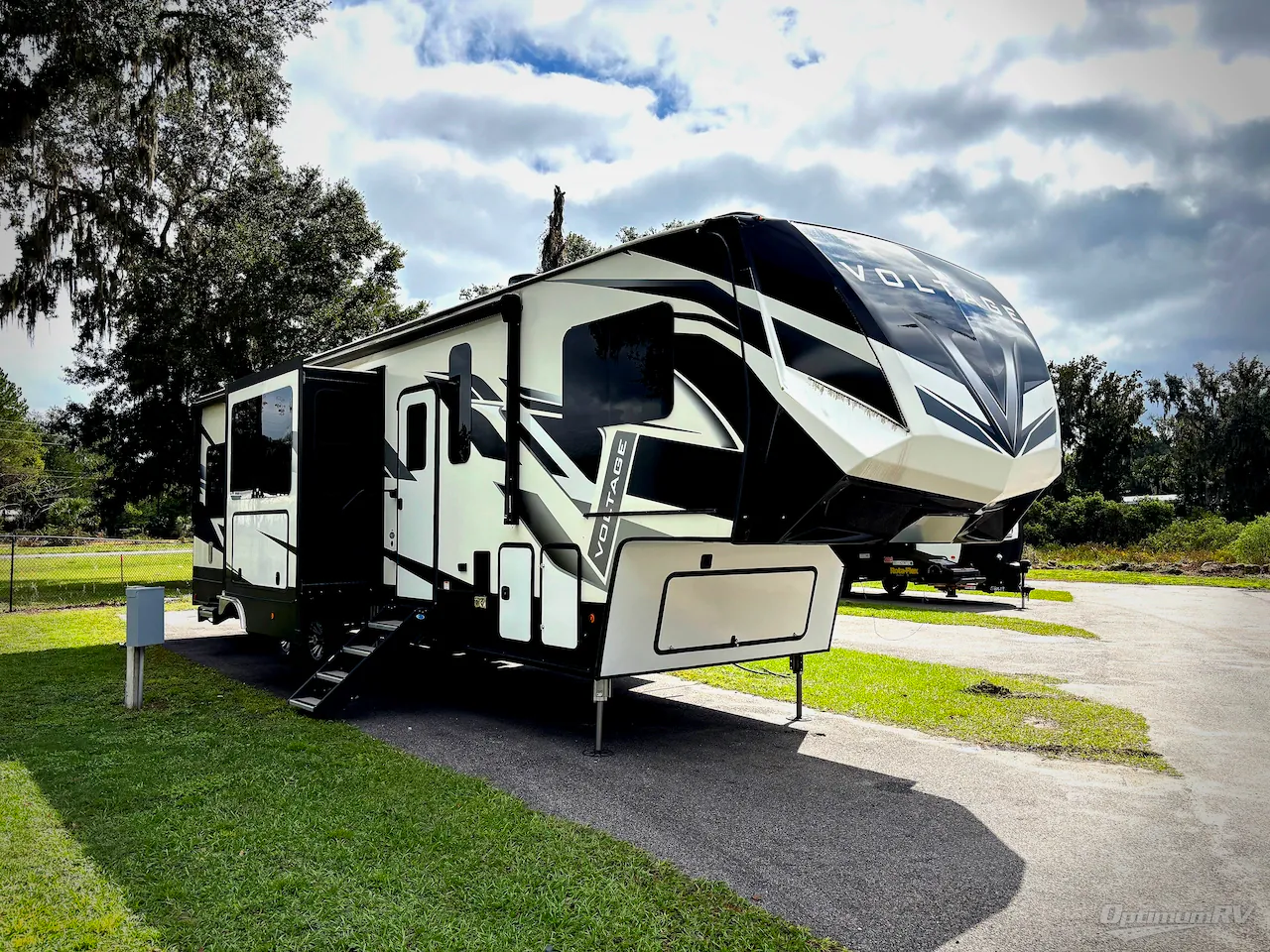 2021 Dutchmen Voltage 3635 dealer photo 1 from Optimum RV