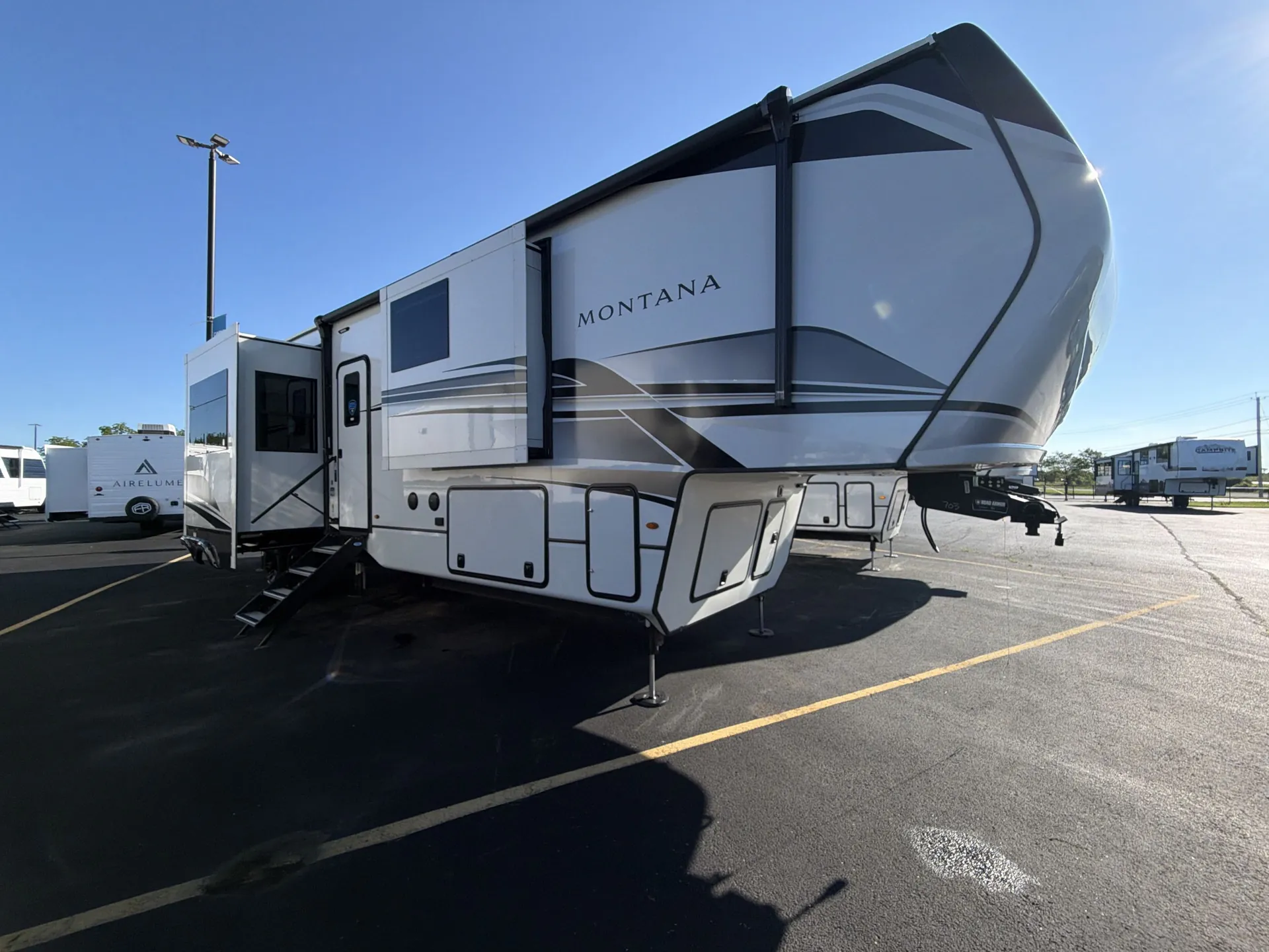 2025 Keystone Montana 3901RK - Photo 2