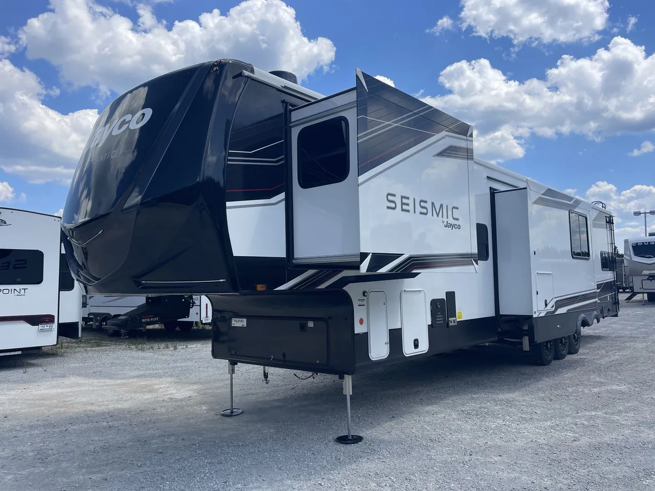 2026 Jayco Seismic 395 - Photo 4
