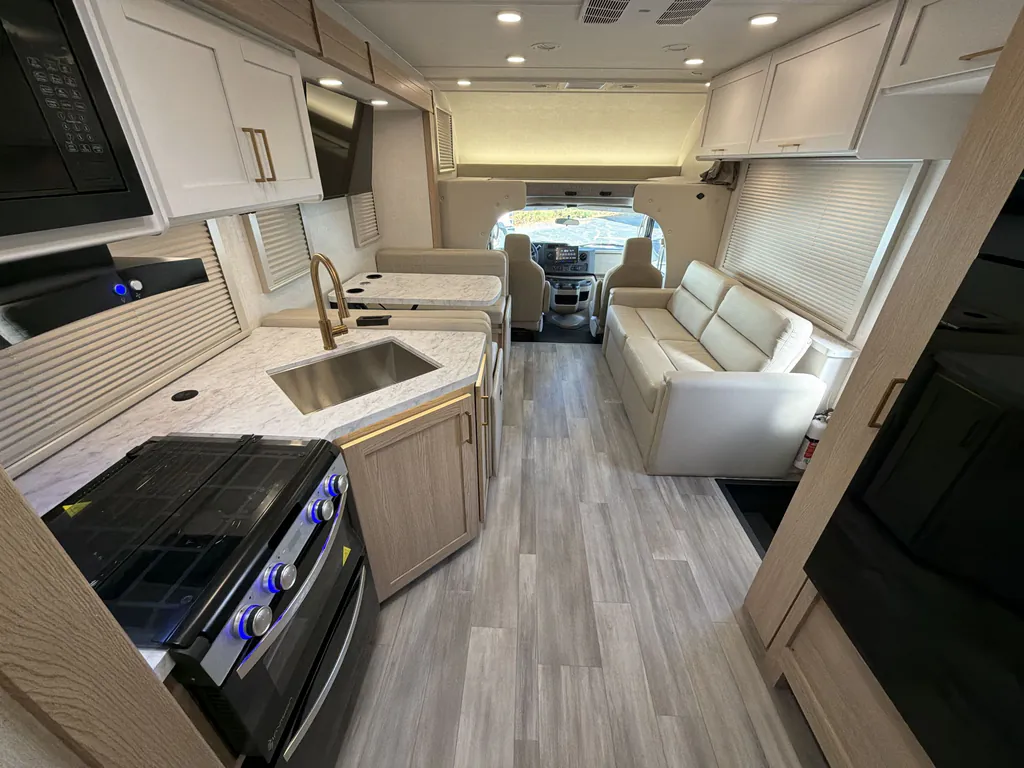 2027 Thor Motor Coach Freedom Elite 31FE, Photos photo 2