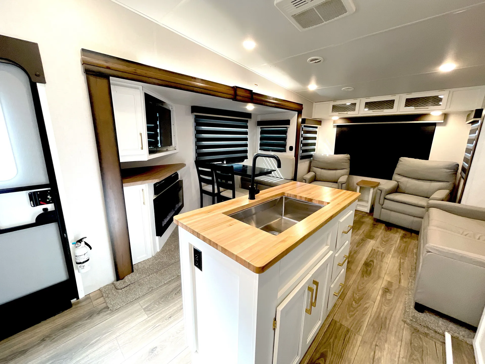2021 Prime Time Crusader Lite 28RL — living area main