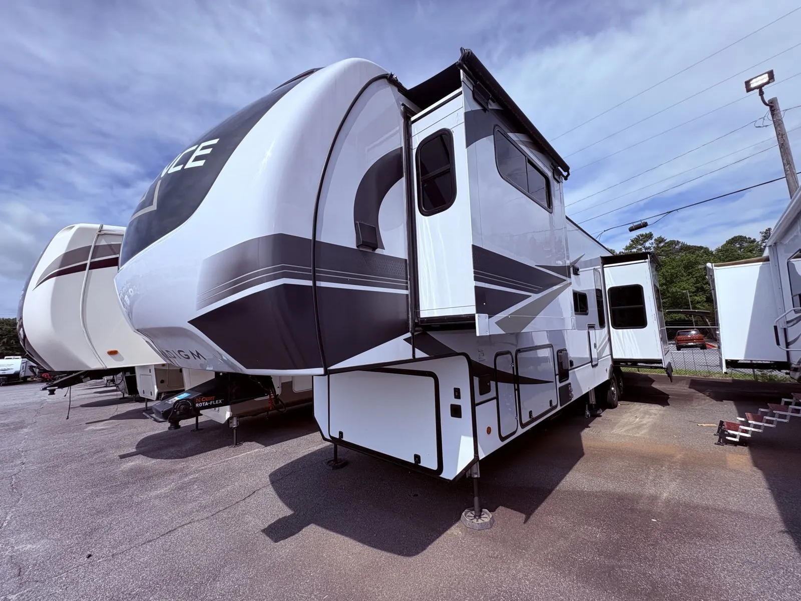 2024 Alliance RV Paradigm 395DS - Photo 4