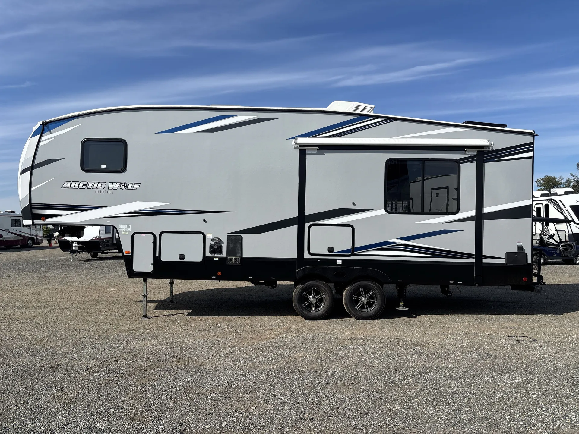 2022 Forest River Cherokee Arctic Wolf 261RK — off campside