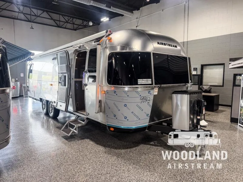 2026 Airstream Classic 30RB - Photo 2