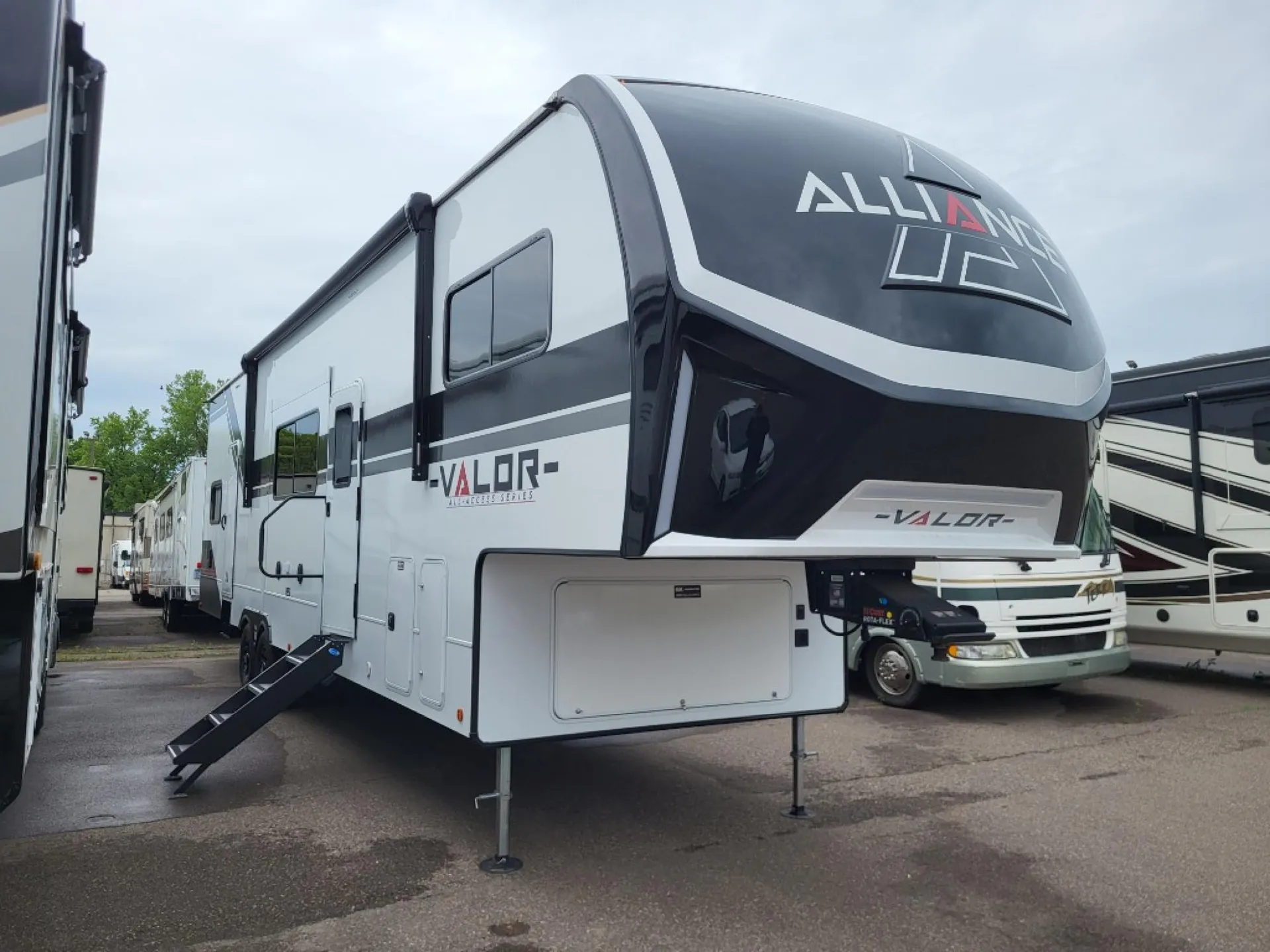 2026 Alliance RV Valor 35A14 - Photo 2