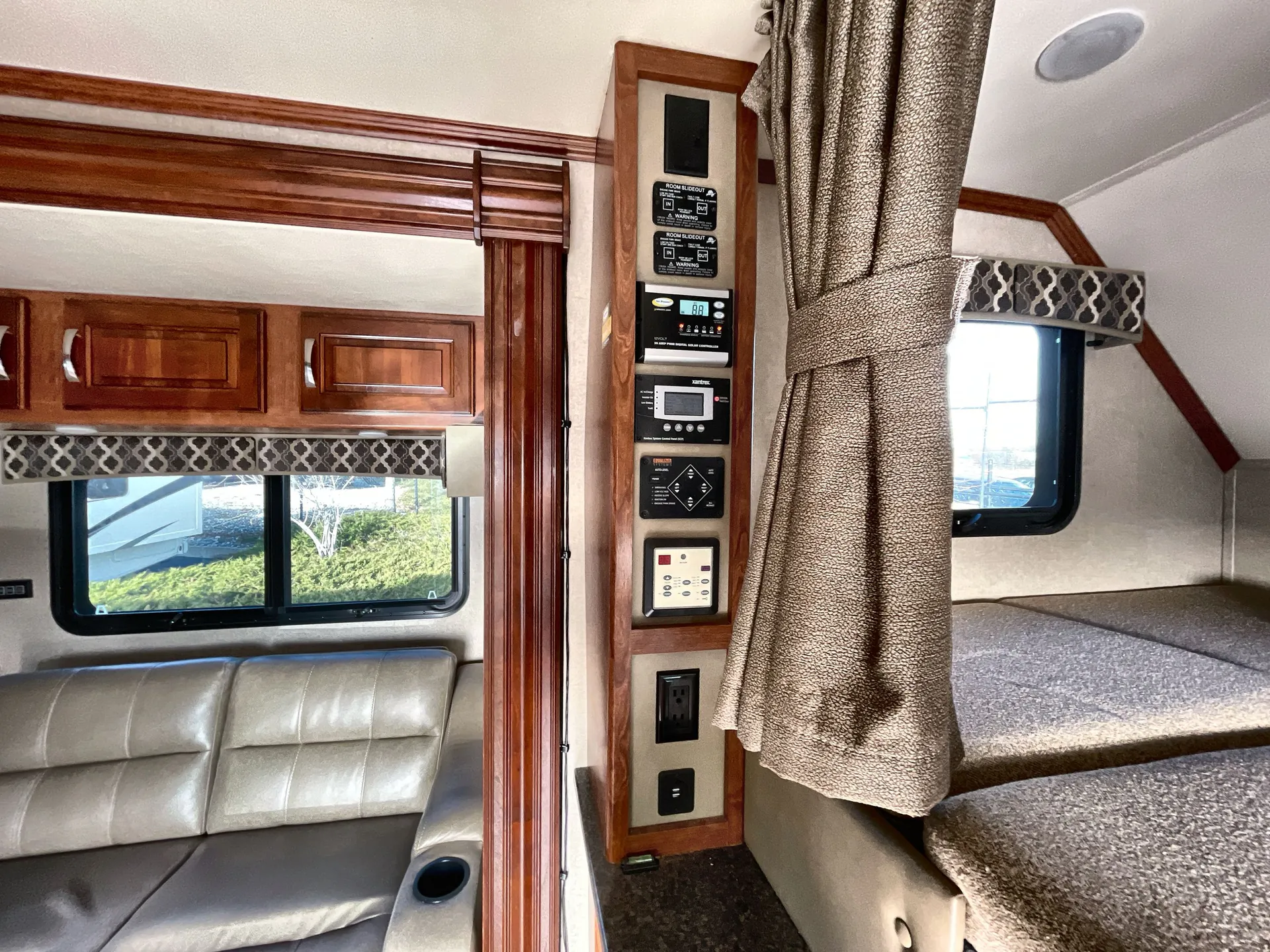 2018 dynamax Isata 5 36DS — living area main