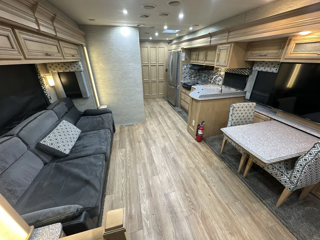 2017 Newmar Canyon Star 3923, Photos photo 9