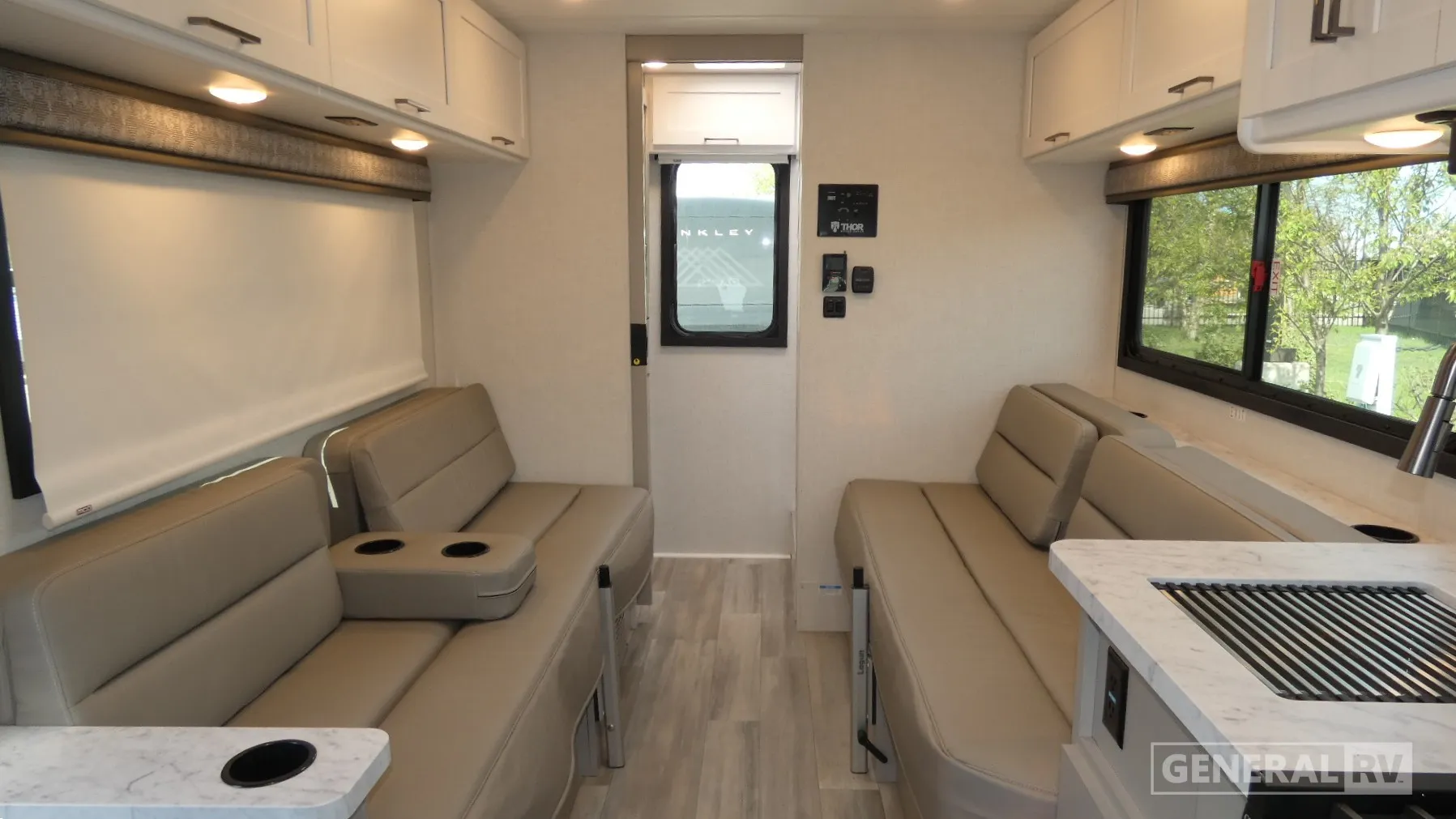 2026 Thor Motor Coach Pasadena SE SX19 Chevy - Photo 3