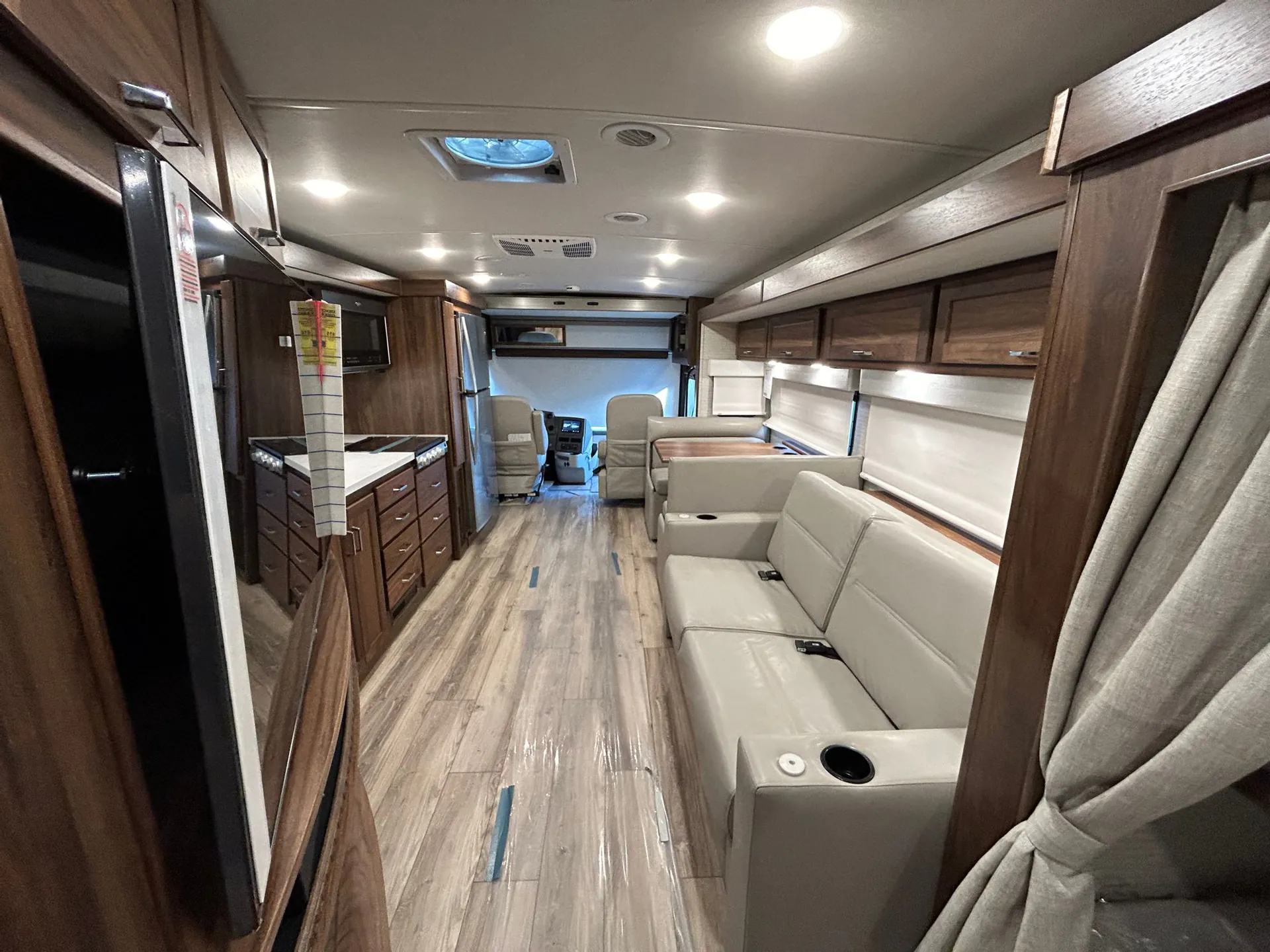 2025 Winnebago Forza 38W - Photo 3