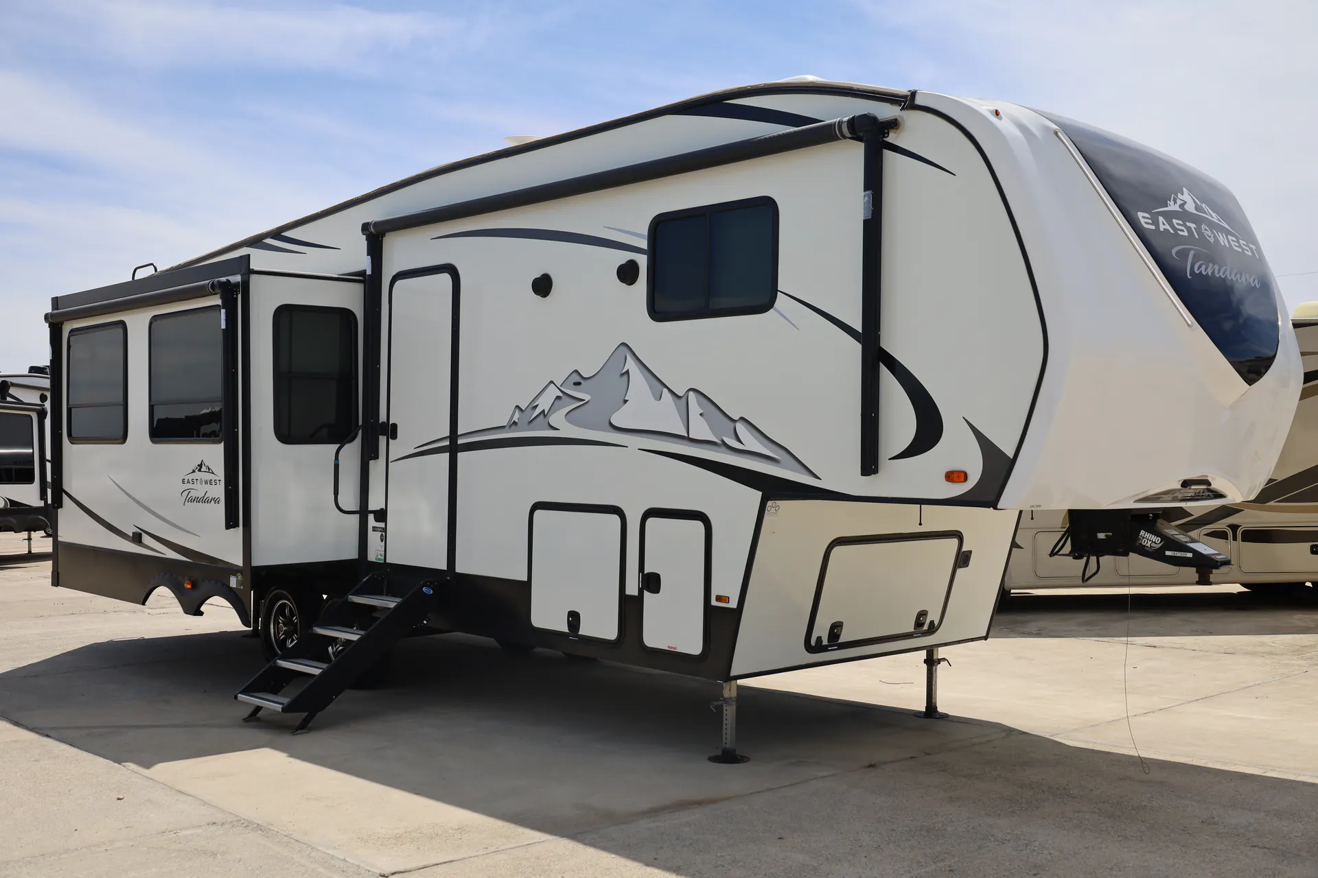 2021 East to West Tandara 285RL - Photo 3