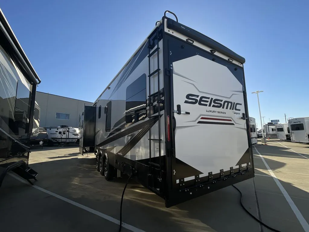 2025 Jayco Seismic Luxury Series 3815 - Photo 4
