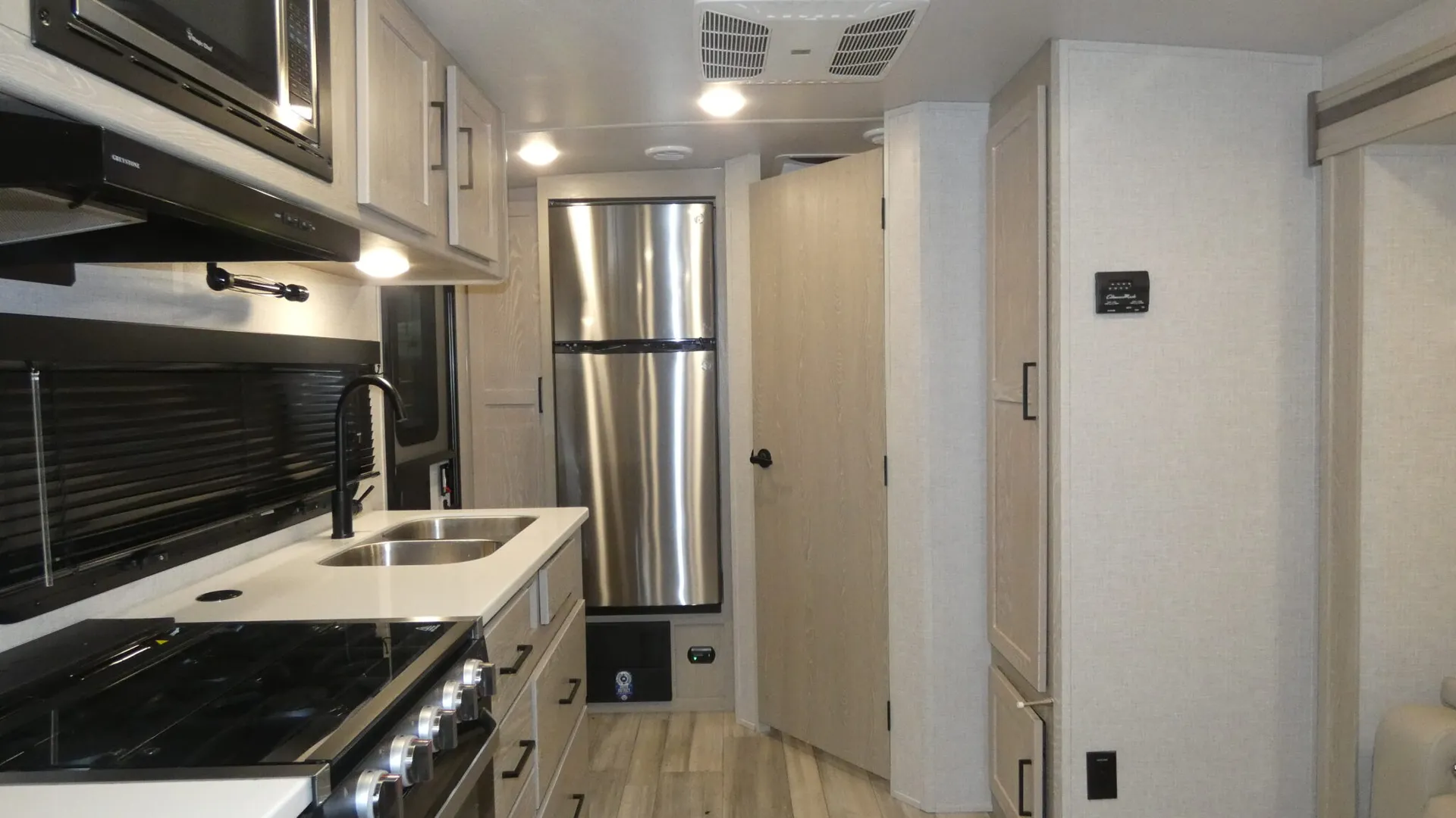 2023 Forest River Rockwood Mini Lite 2205S - Photo 3