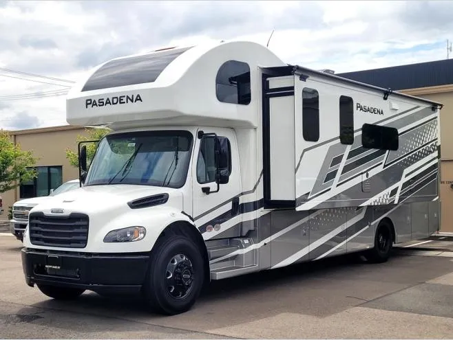 2027 Thor Motor Coach Pasadena 34XG - Photo 4