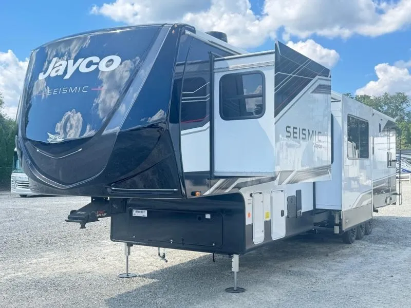 2026 Jayco Seismic 399 - Photo 4
