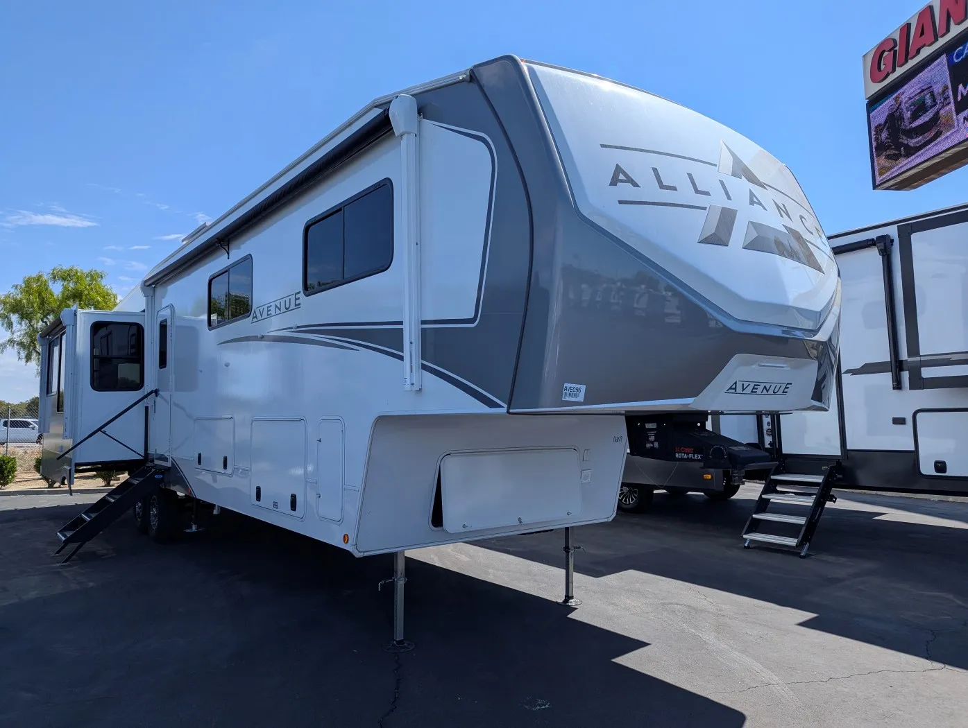 2026 Alliance RV Avenue 39MBR - Photo 2