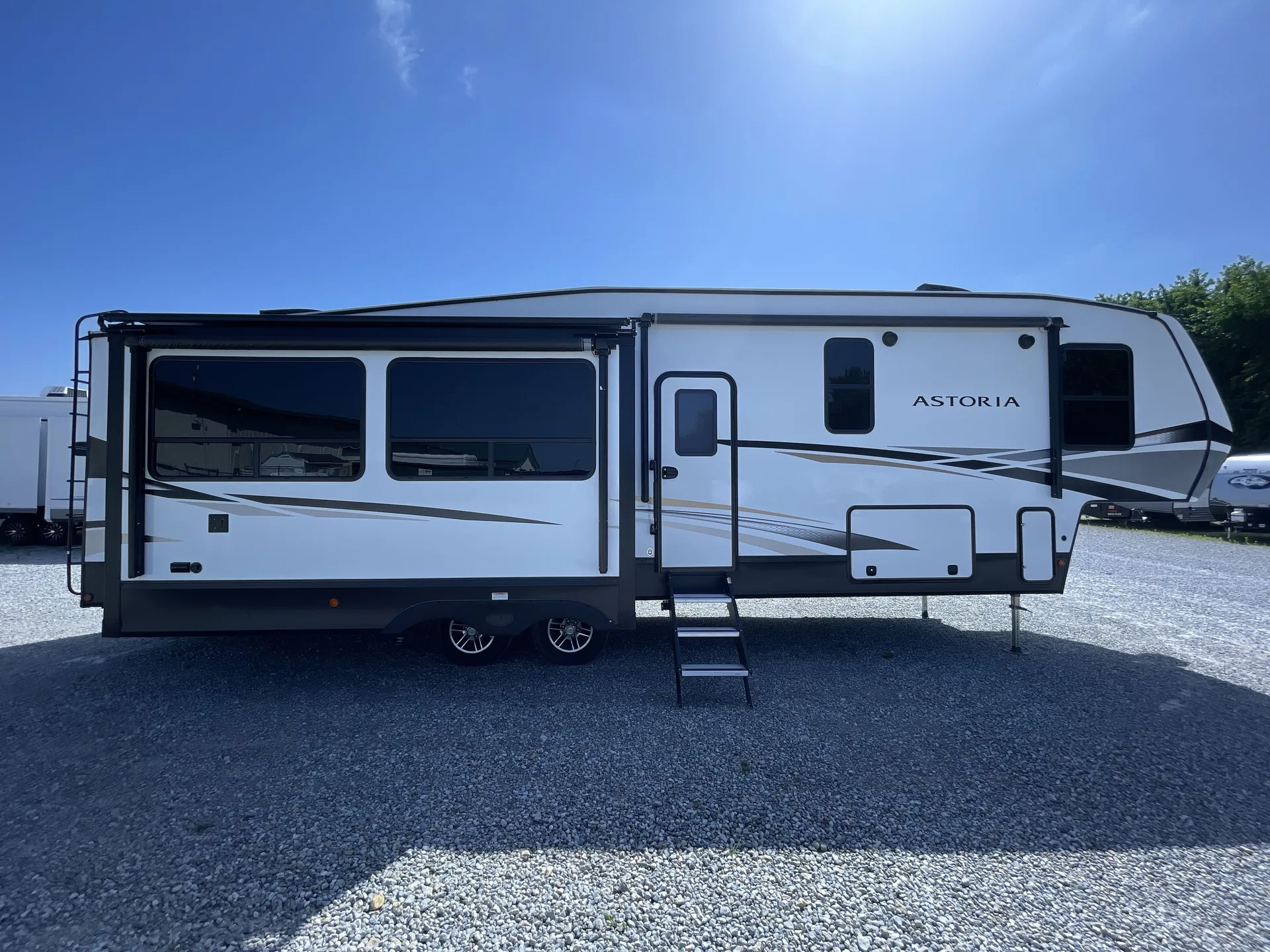 2023 Dutchmen Astoria Platinum 3173RLP — campside