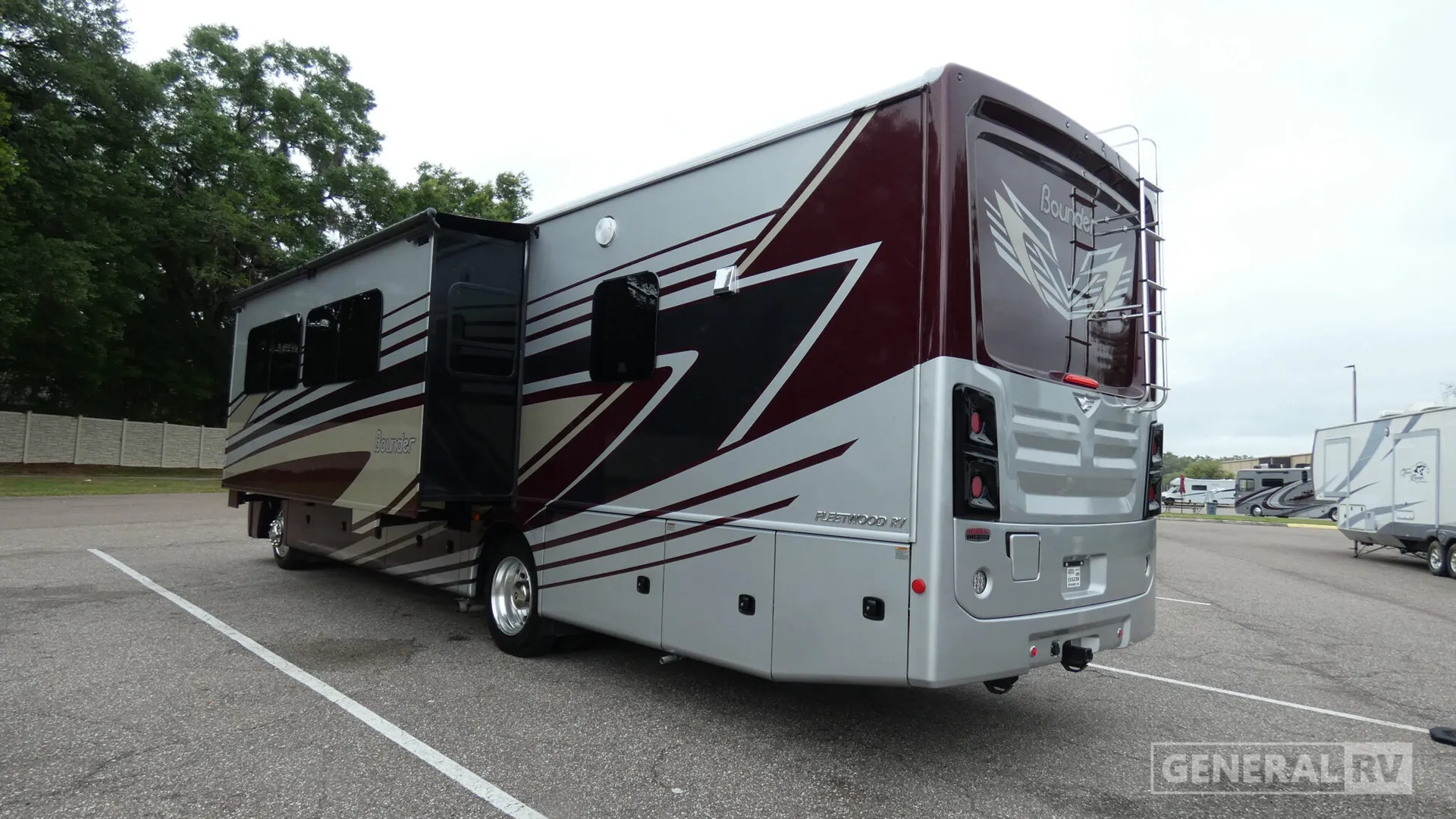 2025 Fleetwood Bounder 35K - Photo 4