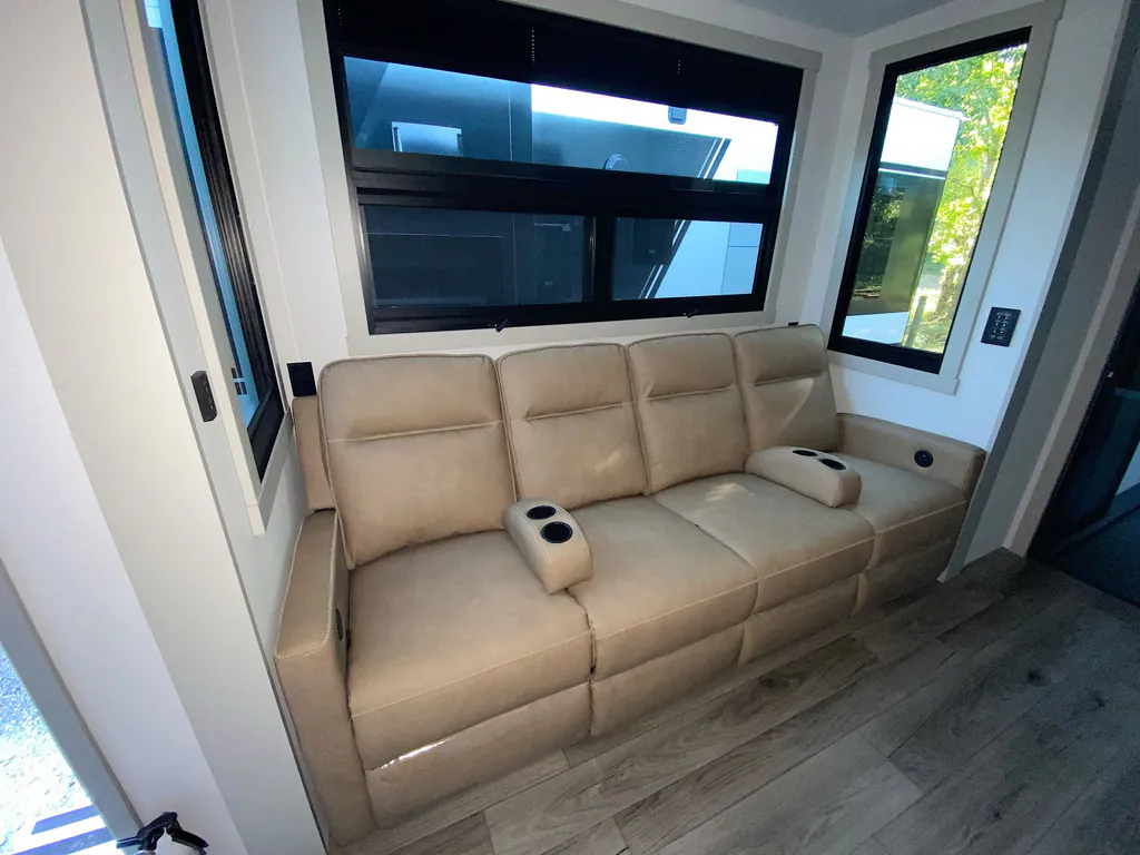 2026 Brinkley Model G 4000, Photos photo 10
