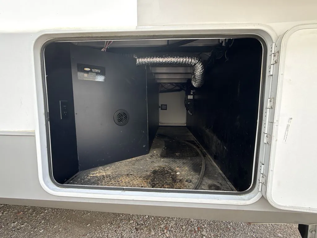 2022 Palomino Columbus 388FK dealer photo 3 from Blue Compass RV
