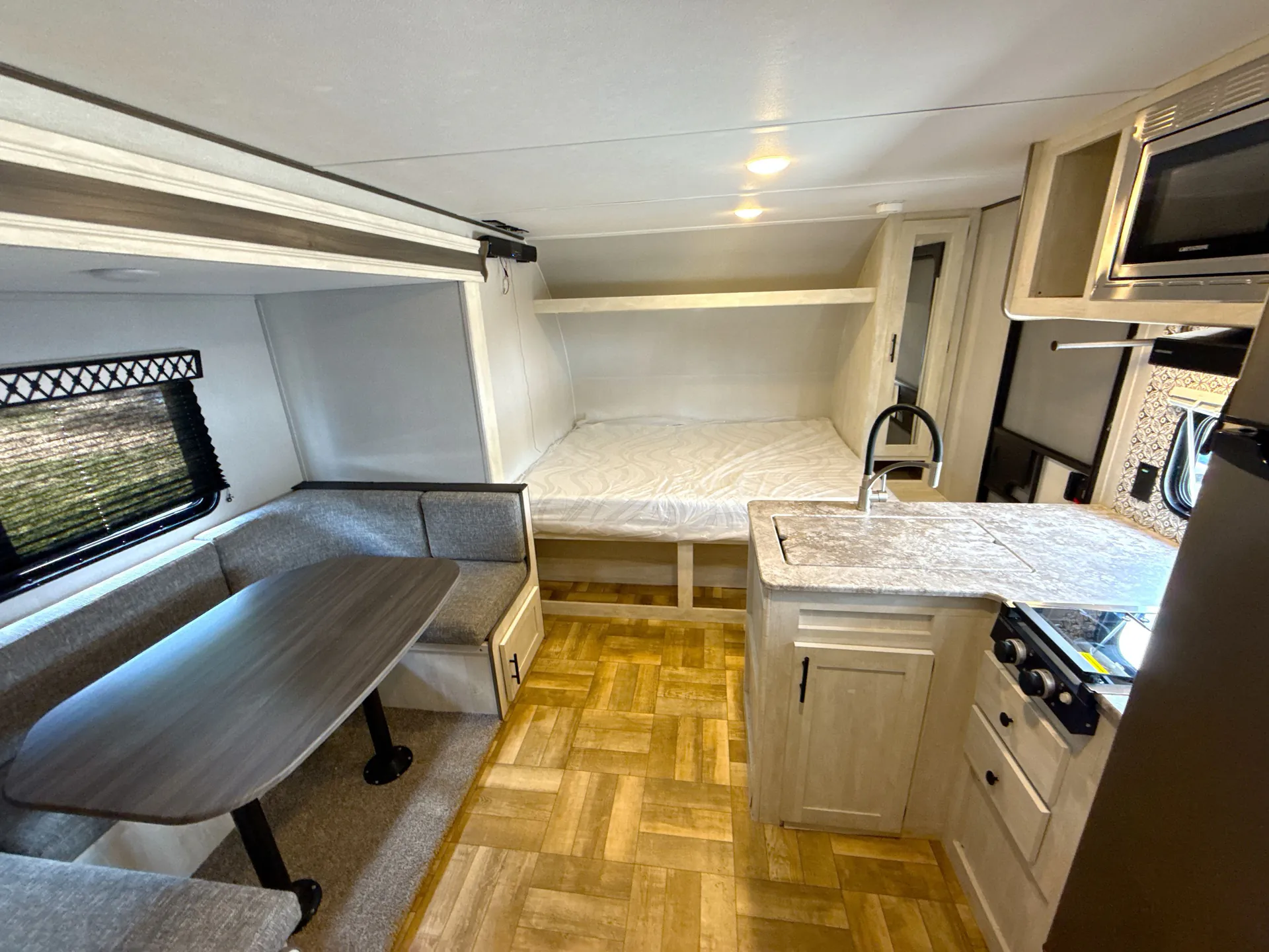 2023 Shasta Oasis 18BH — living area main