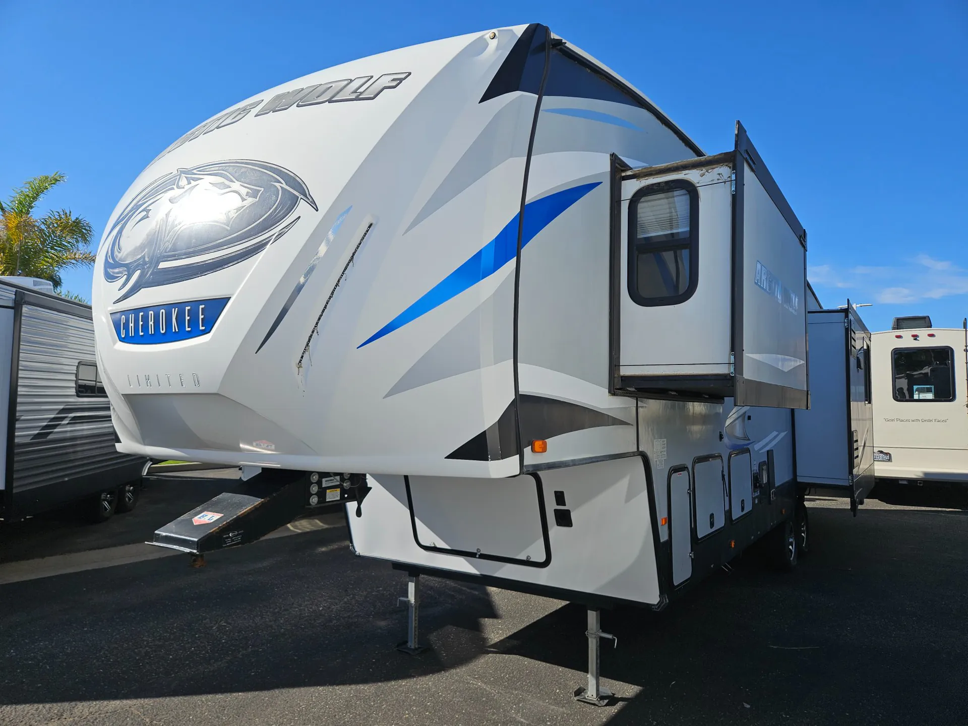 2021 Forest River Cherokee Arctic Wolf 3550 SUITE - Photo 3
