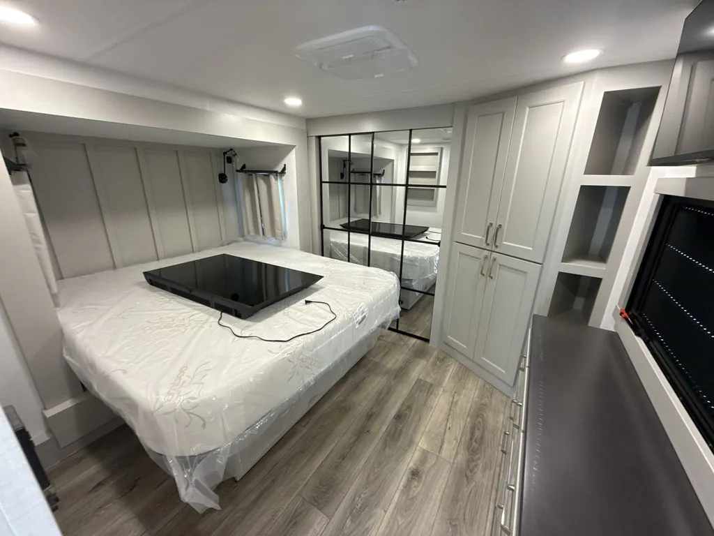 2026 Brinkley Model G 4000, Photos photo 29