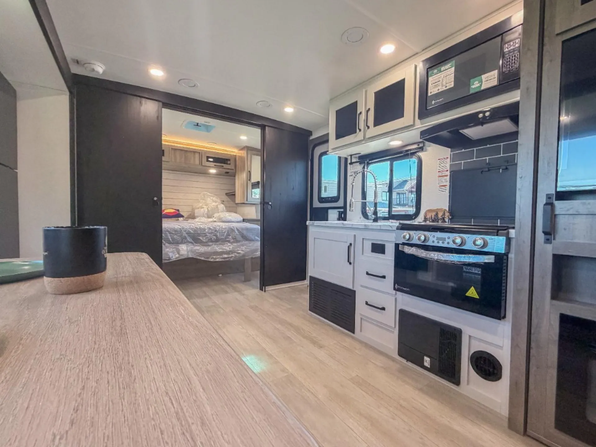2027 Forest River Solaire 2420RBS — Photo 7