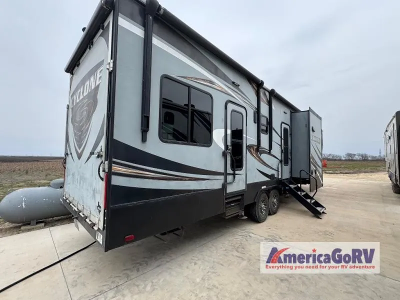 2017 Heartland Cyclone 3611JS - Photo 4