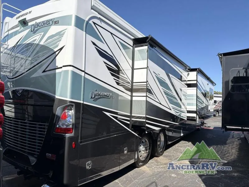 2026 Fleetwood Discovery LXE 44B - Photo 3