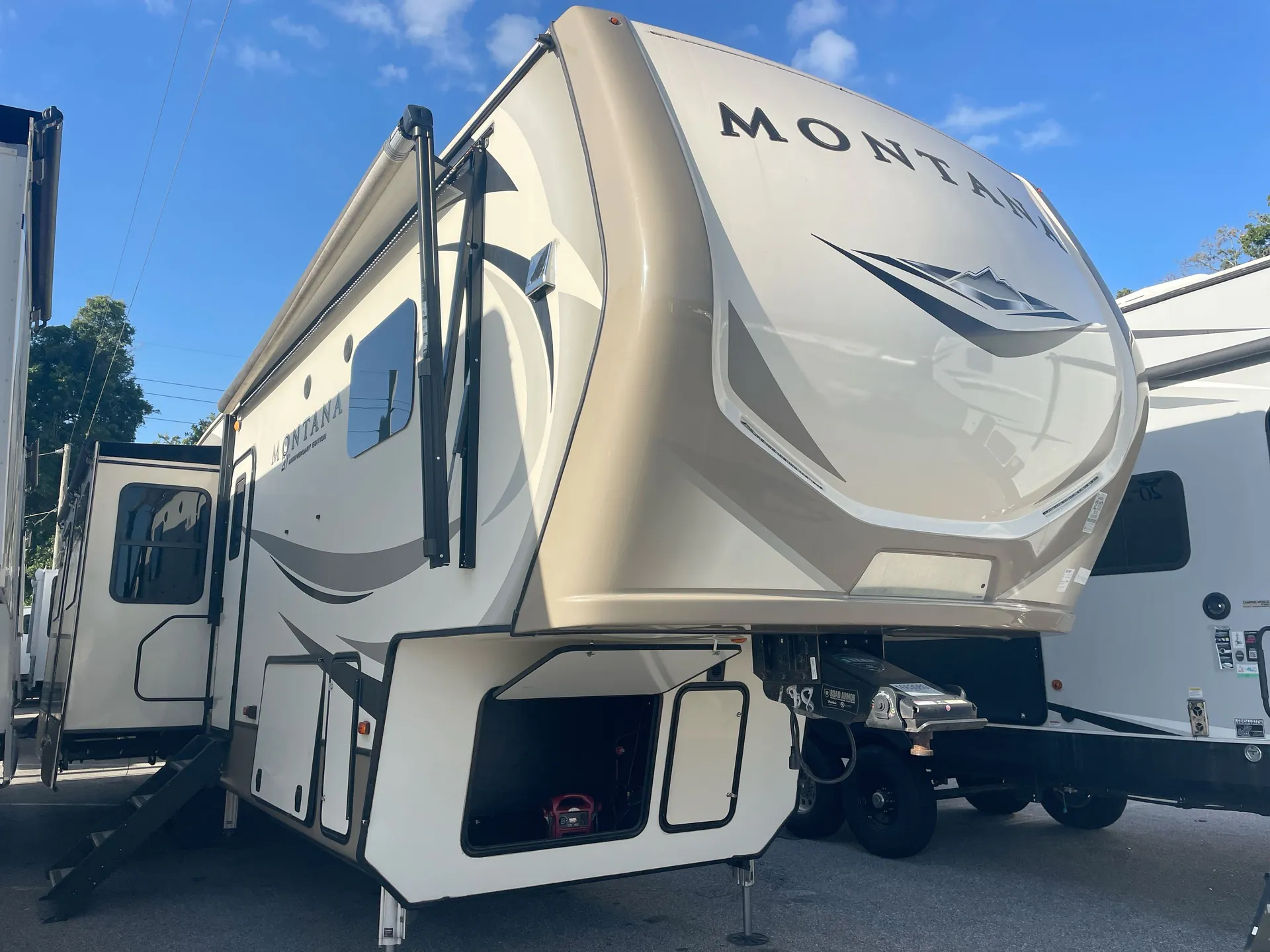 2019 Keystone Montana 3561RL - Photo 2
