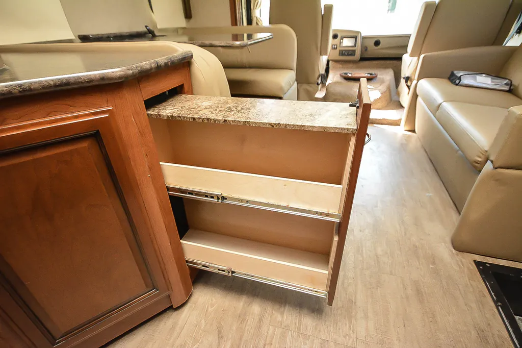 2017 Fleetwood Flair 30P, Photos photo 14