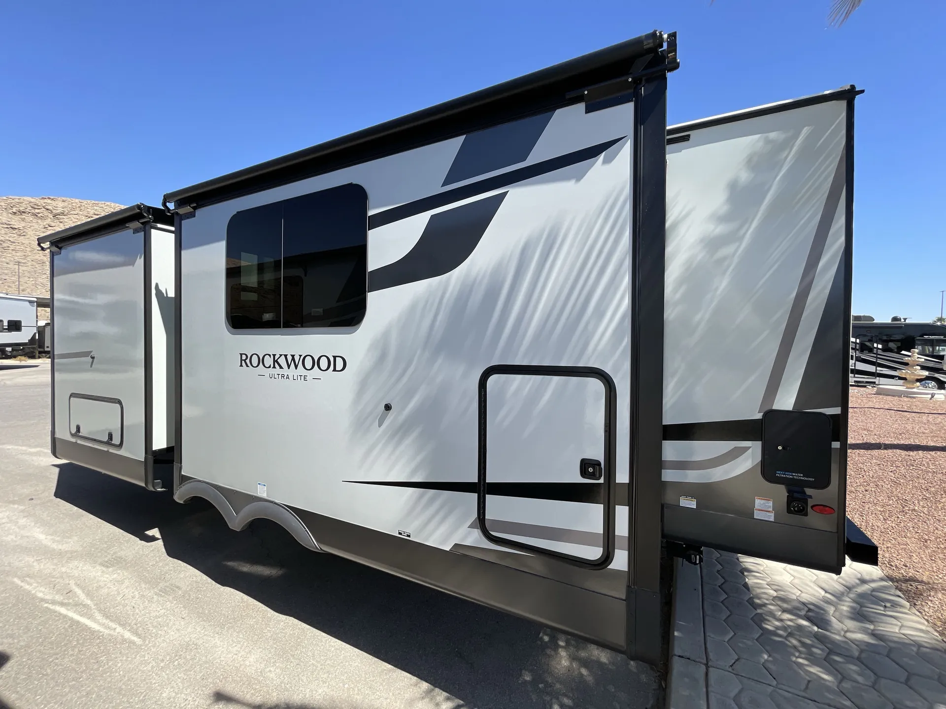 2027 Forest River Rockwood Ultra Lite 2711RK — off campside
