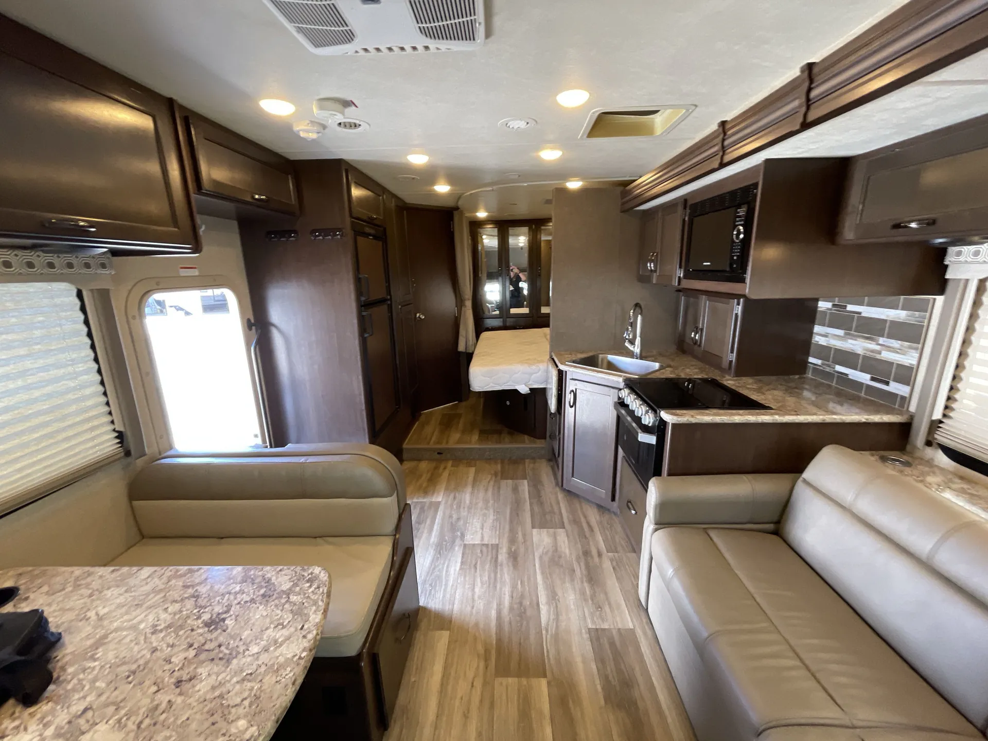 2019 Thor Motor Coach Four Winds 27R — living area main