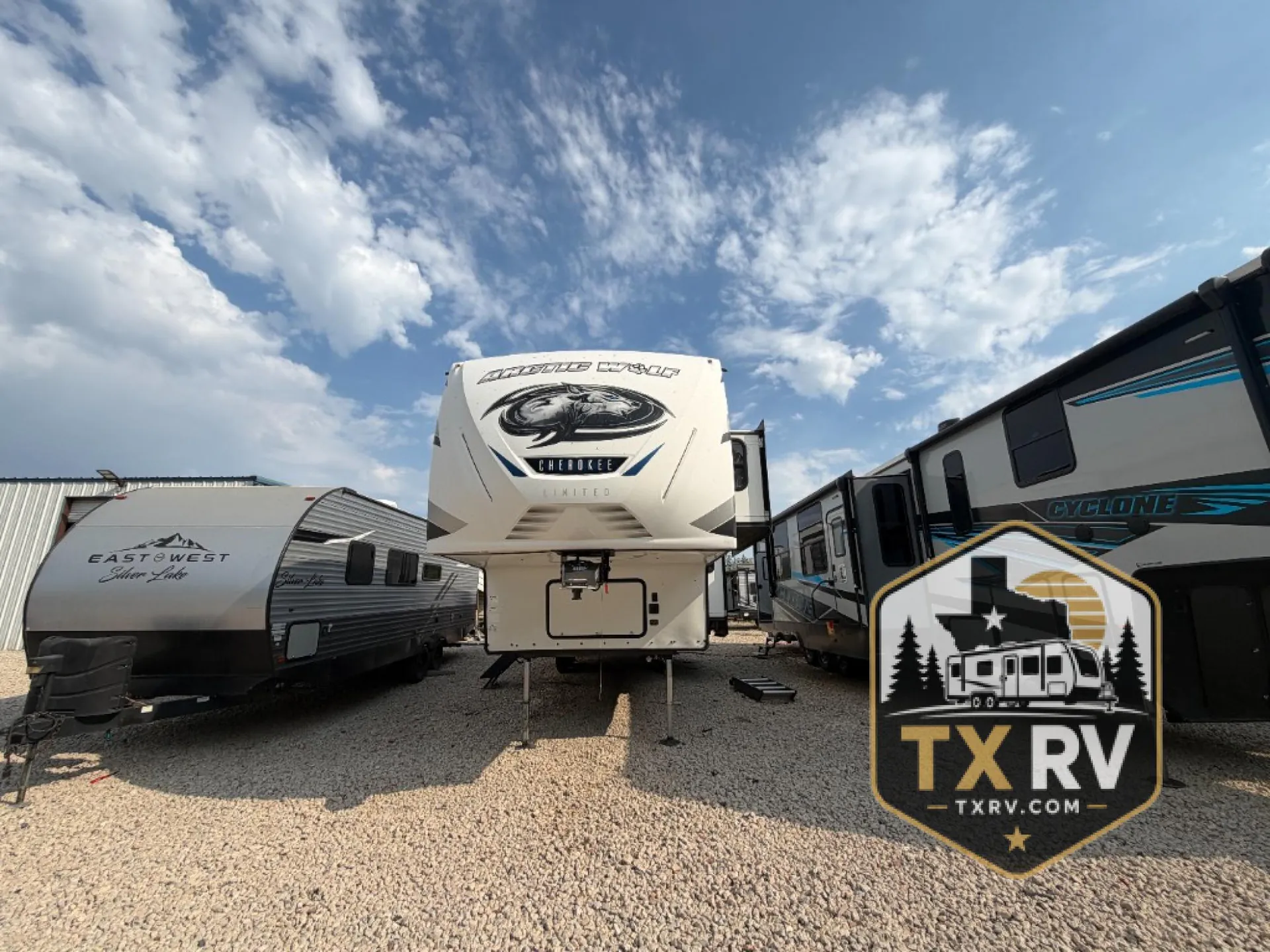 2022 Forest River Cherokee Arctic Wolf 3770 SUITE - Photo 4