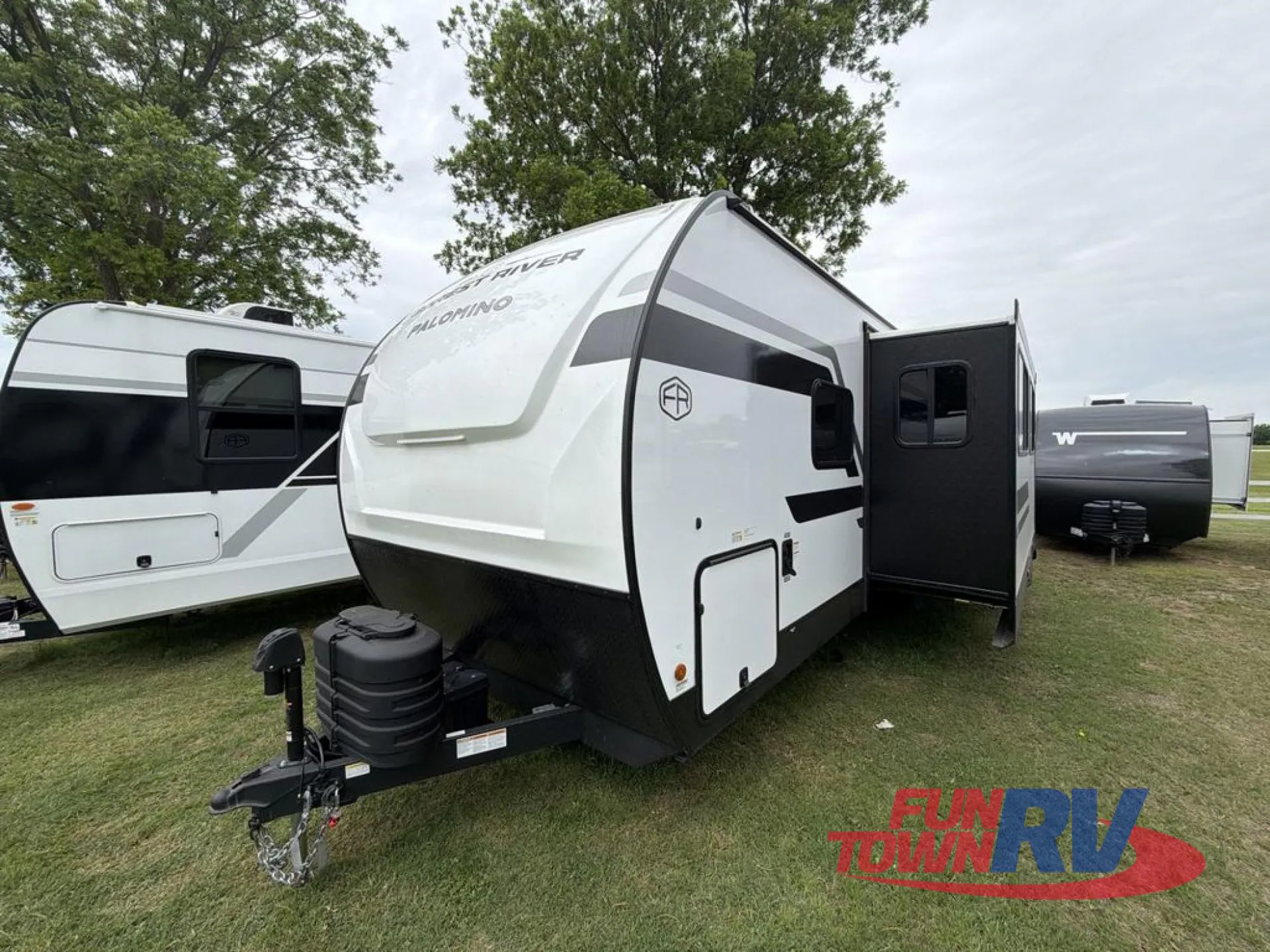 2027 Forest River Solaire 2580RBSS dealer photo 2 from Fun Town RV