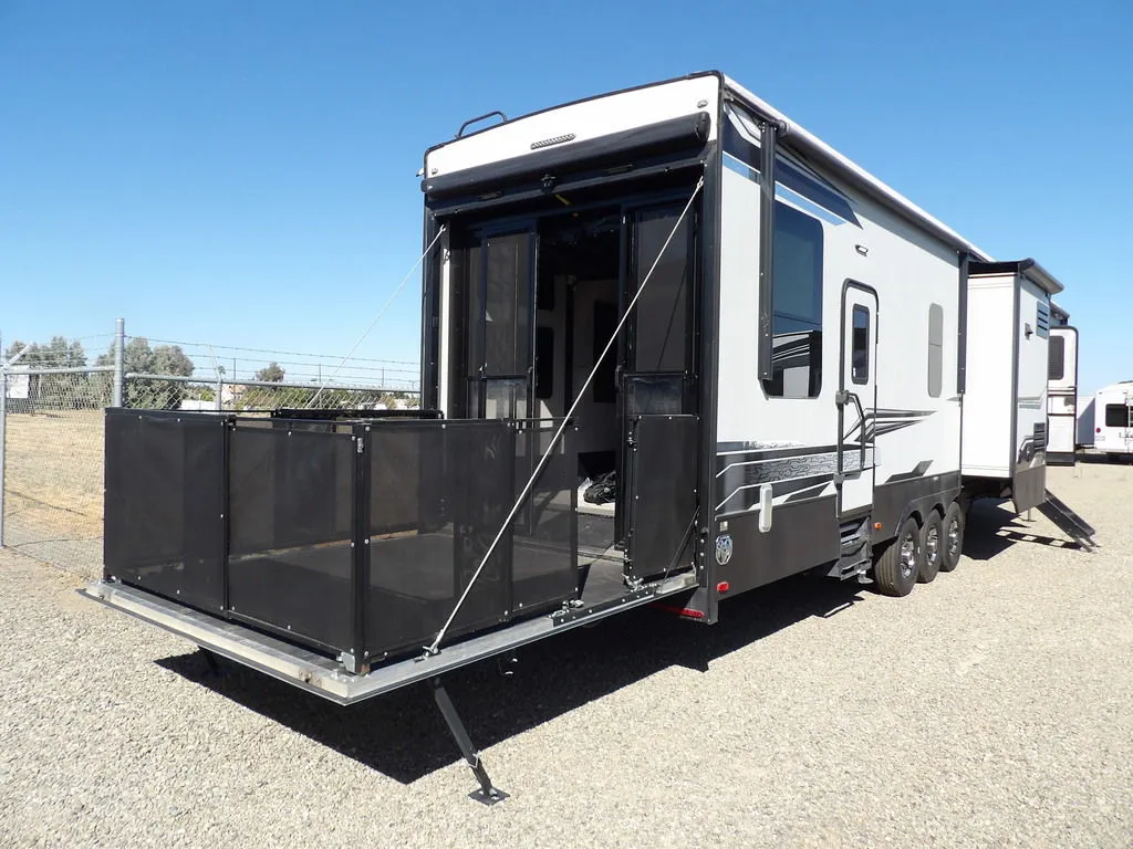 2018 Keystone Raptor 426 - Photo 3
