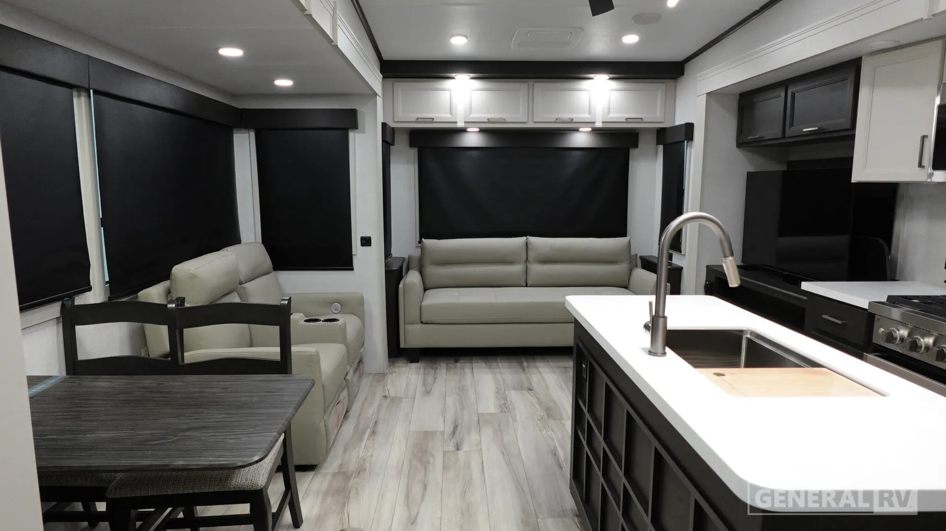 2026 Keystone Arcadia 3260RL - Photo 3