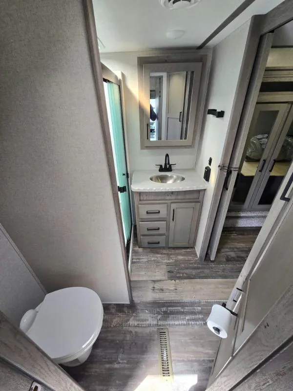 2021 Keystone Raptor 423, Photos photo 9