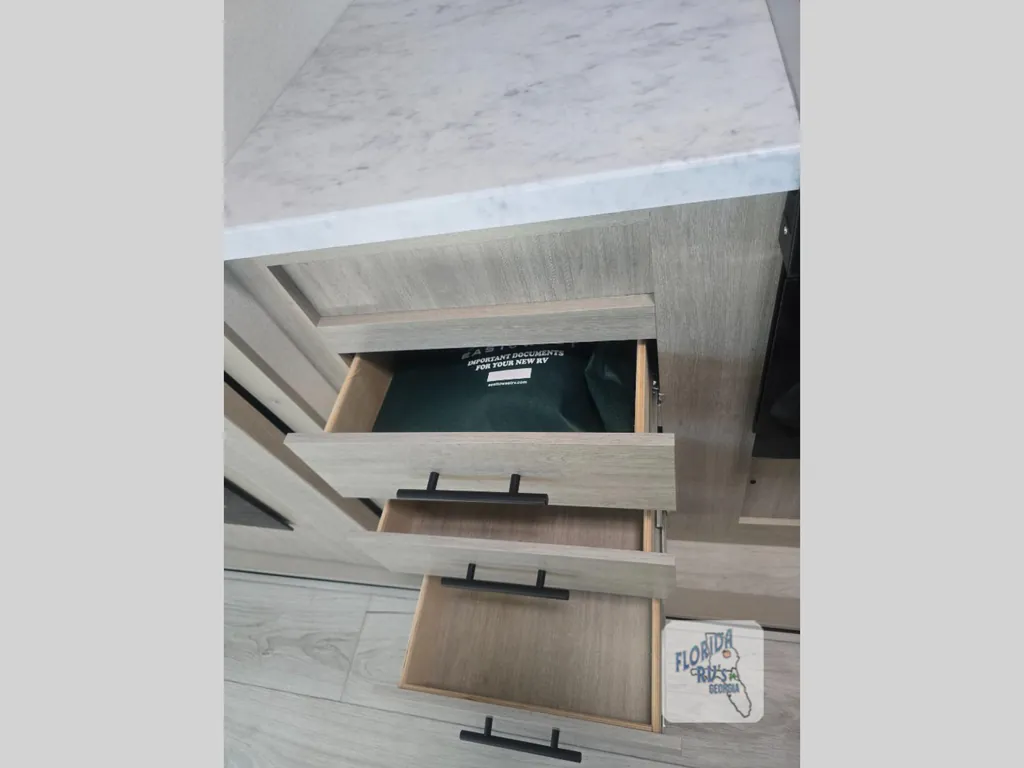 2027 East to West Della Terra 272RL, Photos photo 31
