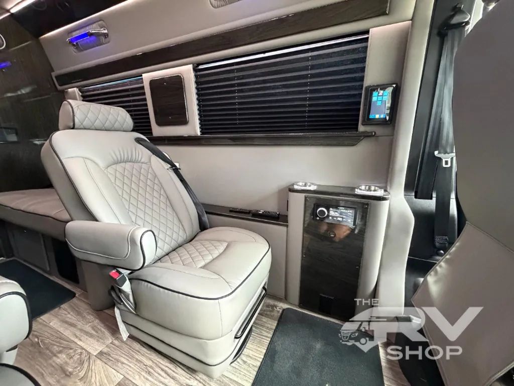 2025 Midwest Automotive Designs Luxe Cruiser D4, Photos photo 3