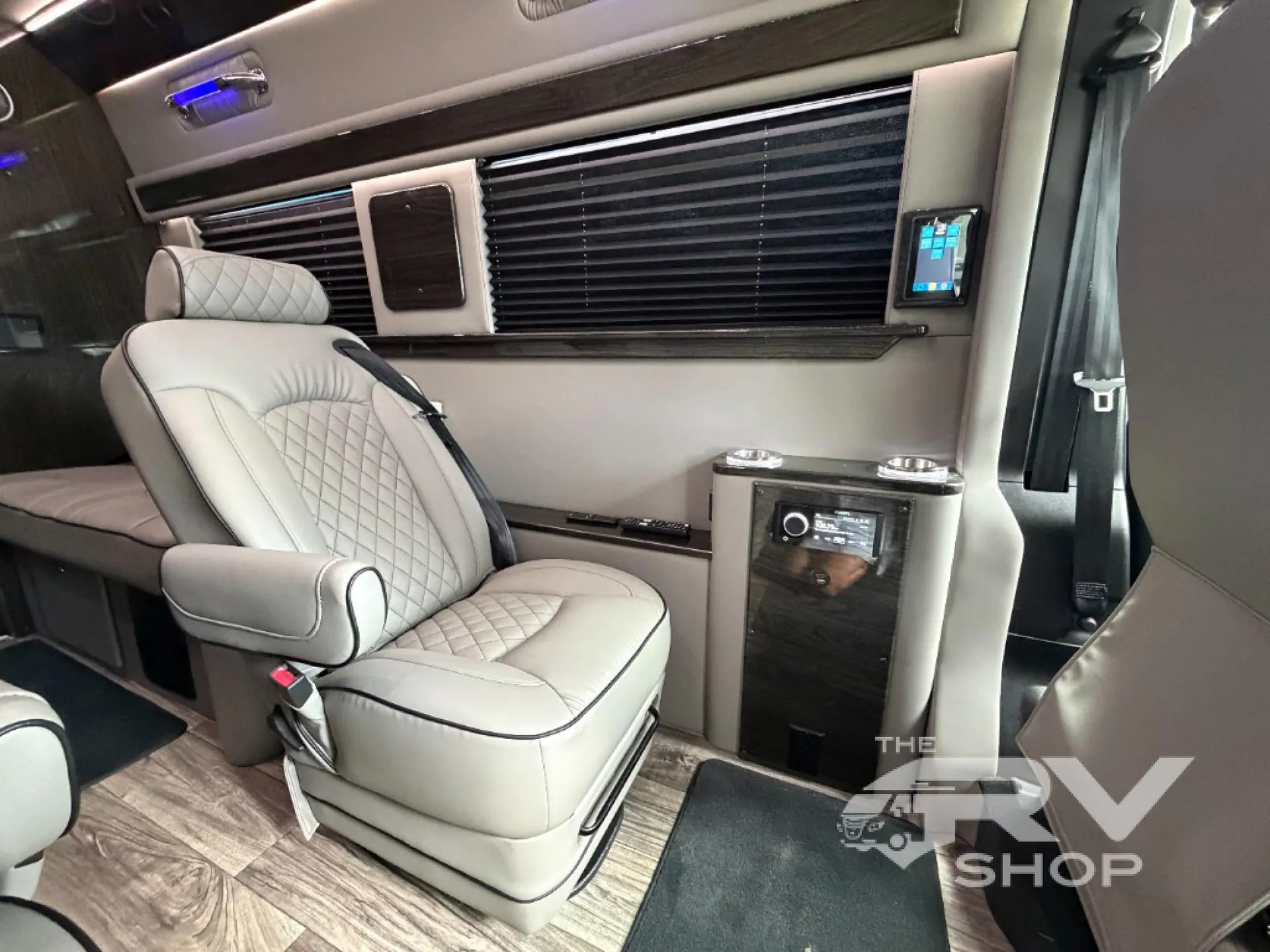 2025 Midwest Automotive Designs Luxe Cruiser D4 - Photo 4