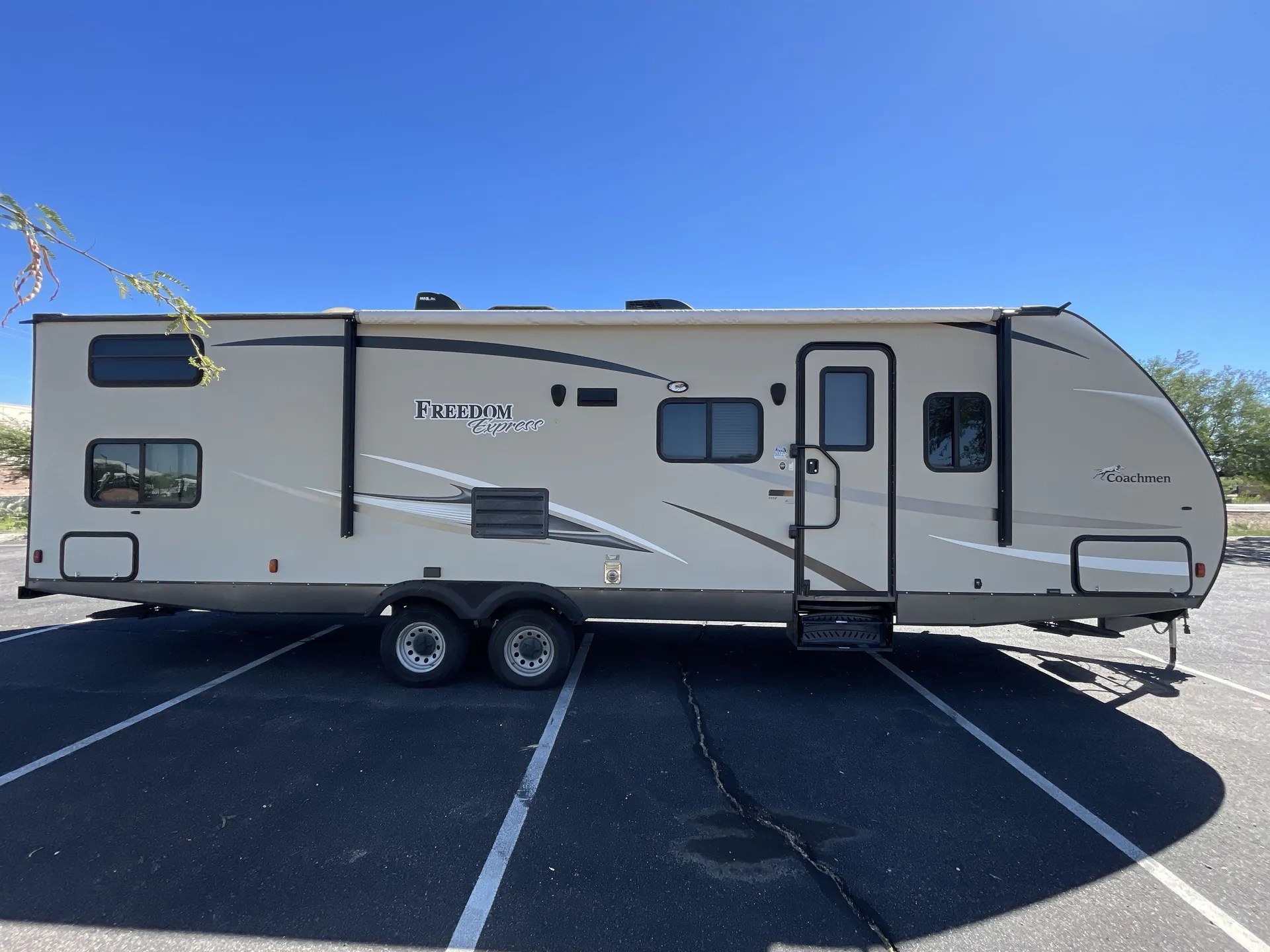 2016 Coachmen Freedom Express 29SE — campside