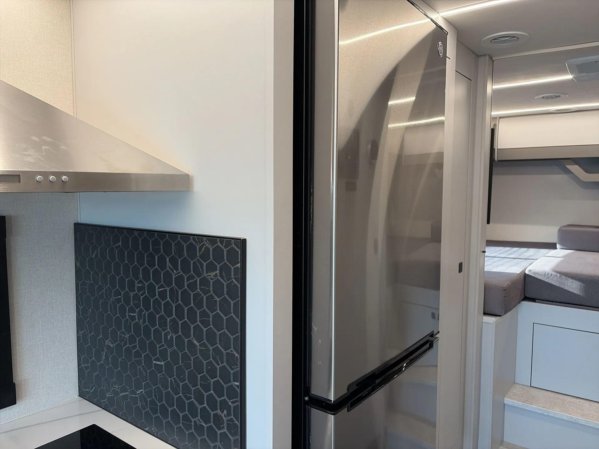2025 Coachmen Euro 25TB - Photo 3